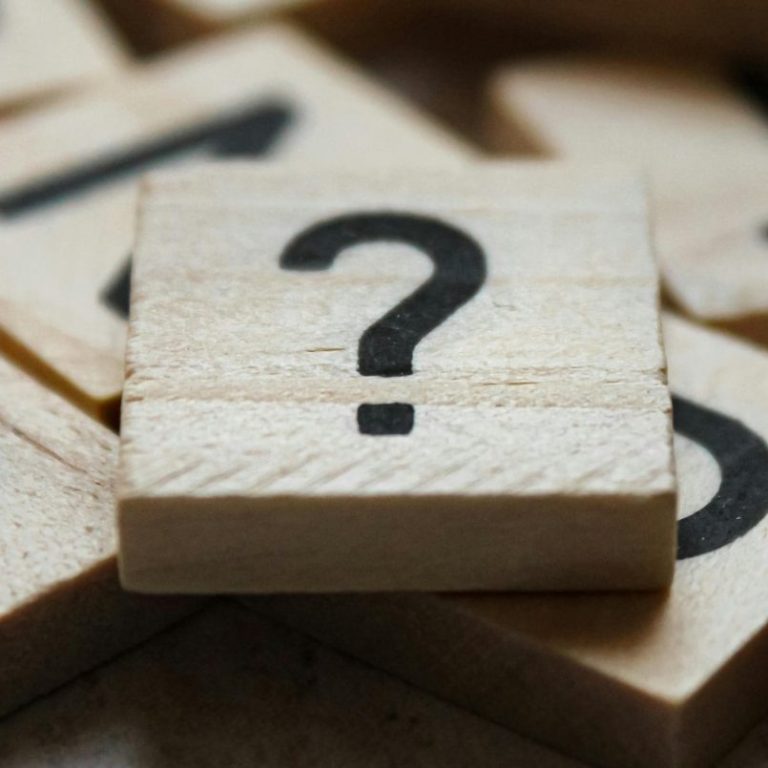 Scrabblestein mit Fragezeichen - Was dich bei meiner Begleitung erwartet