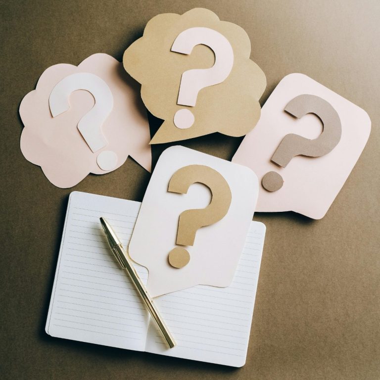 Fragezeichen aus Pappe