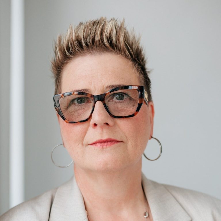 Veränderung beginnt bei dir. Frau pustet eine Pusteblume - Moment der Veränderung und inneren Neuausrichtung